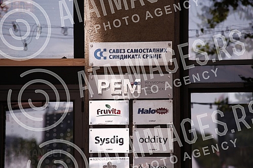 The Kreni-promeni movement and the Association for the Protection of Constitutionality and Legality organized a performance and a press conference in front of REM on the occasion of petitions to take away the frequency from Happy and Pink televisions