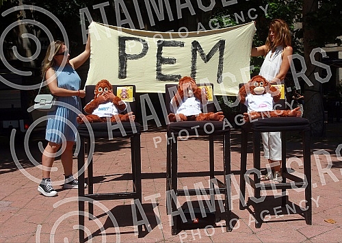 The Kreni-promeni movement and the Association for the Protection of Constitutionality and Legality organized a performance and a press conference in front of REM on the occasion of petitions to take away the frequency from Happy and Pink televisions