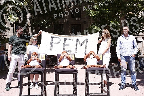The Kreni-promeni movement and the Association for the Protection of Constitutionality and Legality organized a performance and a press conference in front of REM on the occasion of petitions to take away the frequency from Happy and Pink televisions