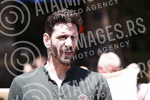 The Kreni-promeni movement and the Association for the Protection of Constitutionality and Legality organized a performance and a press conference in front of REM on the occasion of petitions to take away the frequency from Happy and Pink televisions