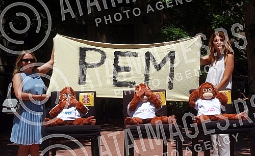 The Kreni-promeni movement and the Association for the Protection of Constitutionality and Legality organized a performance and a press conference in front of REM on the occasion of petitions to take away the frequency from Happy and Pink televisions