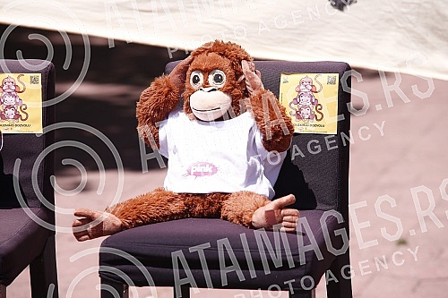 The Kreni-promeni movement and the Association for the Protection of Constitutionality and Legality organized a performance and a press conference in front of REM on the occasion of petitions to take away the frequency from Happy and Pink televisions