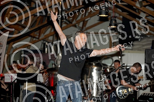 A gathering with Stefan Milenkovic, Dr. Nelet Karajlic and the team of the Rock El Clasico project, which will be performed on June 21 at the Tasmajdan Stadium, was organized at the Docker Pub.U Docker Pubu organizovano je druzenje sa Stefanom Mile