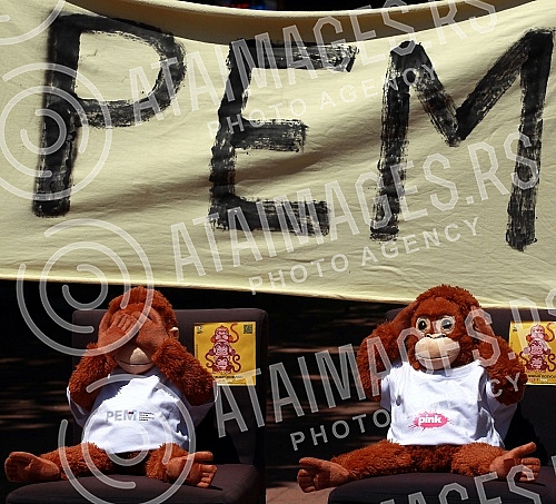 The Kreni-promeni movement and the Association for the Protection of Constitutionality and Legality organized a performance and a press conference in front of REM on the occasion of petitions to take away the frequency from Happy and Pink televisions