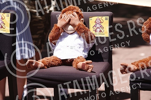 The Kreni-promeni movement and the Association for the Protection of Constitutionality and Legality organized a performance and a press conference in front of REM on the occasion of petitions to take away the frequency from Happy and Pink televisions