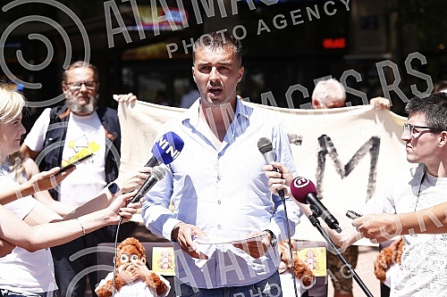 The Kreni-promeni movement and the Association for the Protection of Constitutionality and Legality organized a performance and a press conference in front of REM on the occasion of petitions to take away the frequency from Happy and Pink televisions