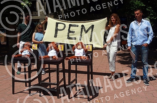 The Kreni-promeni movement and the Association for the Protection of Constitutionality and Legality organized a performance and a press conference in front of REM on the occasion of petitions to take away the frequency from Happy and Pink televisions