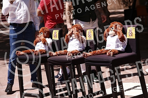 The Kreni-promeni movement and the Association for the Protection of Constitutionality and Legality organized a performance and a press conference in front of REM on the occasion of petitions to take away the frequency from Happy and Pink televisions