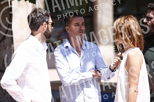 The Kreni-promeni movement and the Association for the Protection of Constitutionality and Legality organized a performance and a press conference in front of REM on the occasion of petitions to take away the frequency from Happy and Pink televisions