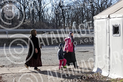 Refugees camp Adasevci near border with Croatia.Izbeglice u kampu Adasevci, na granici sa Hrvatskom.