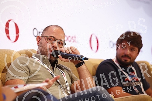 The Original Boost conference, organized by the Novak Djokovic Foundation, is being held at the Crowne Plaza Hotel.U hotelu Crowne Plaza se odrzava konferencija Original Boost, u organizaciji Fondacije Novak Djokovic.