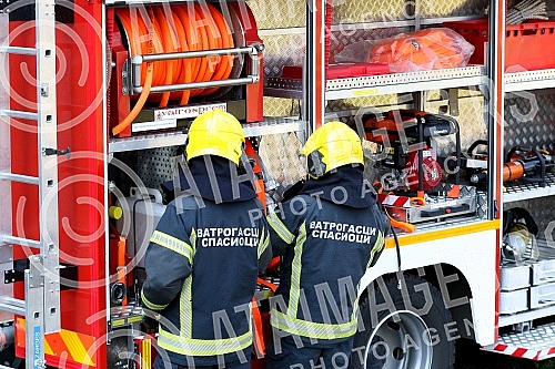 In a fire early this morning, six people were killed and six injured in a tapeworm in Milutin Milankovic Boulevard in New Belgrade, the Interior Ministry said.U pozaru rano jutros u soliteru u Bulevaru Milutina Milankovica u Novom Beogradu, smrtno j