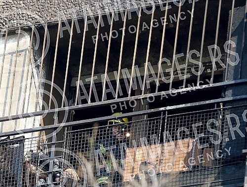 In a fire early this morning, six people were killed and six injured in a tapeworm in Milutin Milankovic Boulevard in New Belgrade, the Interior Ministry said.U pozaru rano jutros u soliteru u Bulevaru Milutina Milankovica u Novom Beogradu, smrtno j