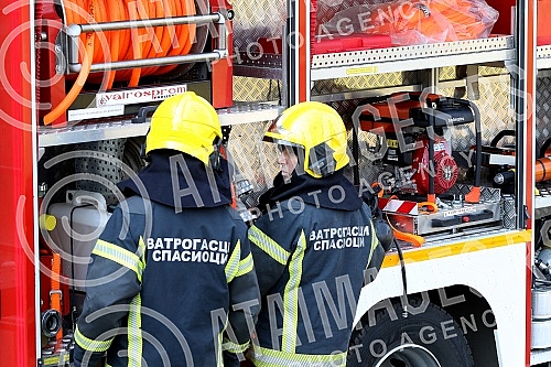 In a fire early this morning, six people were killed and six injured in a tapeworm in Milutin Milankovic Boulevard in New Belgrade, the Interior Ministry said.U pozaru rano jutros u soliteru u Bulevaru Milutina Milankovica u Novom Beogradu, smrtno j