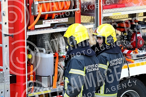 In a fire early this morning, six people were killed and six injured in a tapeworm in Milutin Milankovic Boulevard in New Belgrade, the Interior Ministry said.U pozaru rano jutros u soliteru u Bulevaru Milutina Milankovica u Novom Beogradu, smrtno j