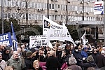The protest of the Union of Teachers' Unions was held in Manjez Park, across from the building where the ministries are located.Protest Unije sindikata prosvetnih radnika odrzan je u parku Manjez, preko puta zgrade u kojoj se smestena ministarstva.