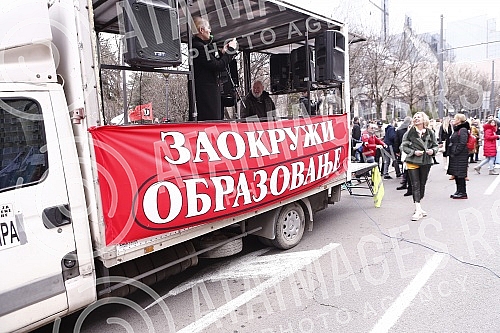 The protest of the Union of Teachers' Unions was held in Manjez Park, across from the building where the ministries are located.Protest Unije sindikata prosvetnih radnika odrzan je u parku Manjez, preko puta zgrade u kojoj se smestena ministarstva.