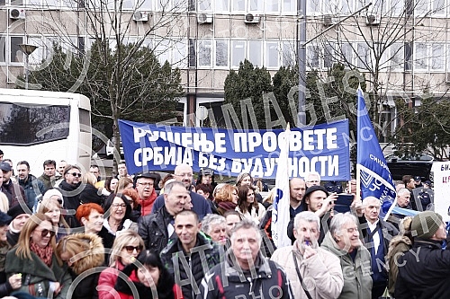 The protest of the Union of Teachers' Unions was held in Manjez Park, across from the building where the ministries are located.Protest Unije sindikata prosvetnih radnika odrzan je u parku Manjez, preko puta zgrade u kojoj se smestena ministarstva.