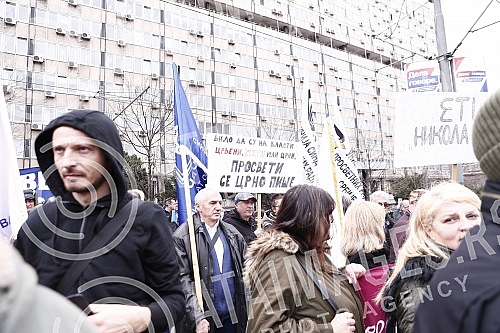 The protest of the Union of Teachers' Unions was held in Manjez Park, across from the building where the ministries are located.Protest Unije sindikata prosvetnih radnika odrzan je u parku Manjez, preko puta zgrade u kojoj se smestena ministarstva.