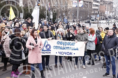 The protest of the Union of Teachers' Unions was held in Manjez Park, across from the building where the ministries are located.Protest Unije sindikata prosvetnih radnika odrzan je u parku Manjez, preko puta zgrade u kojoj se smestena ministarstva.