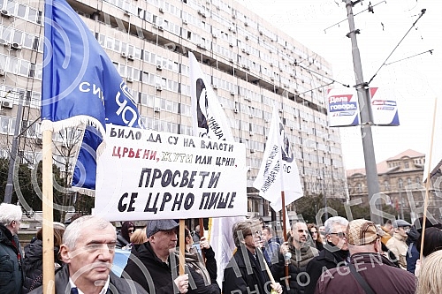 The protest of the Union of Teachers' Unions was held in Manjez Park, across from the building where the ministries are located.Protest Unije sindikata prosvetnih radnika odrzan je u parku Manjez, preko puta zgrade u kojoj se smestena ministarstva.