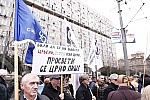 The protest of the Union of Teachers' Unions was held in Manjez Park, across from the building where the ministries are located.Protest Unije sindikata prosvetnih radnika odrzan je u parku Manjez, preko puta zgrade u kojoj se smestena ministarstva.