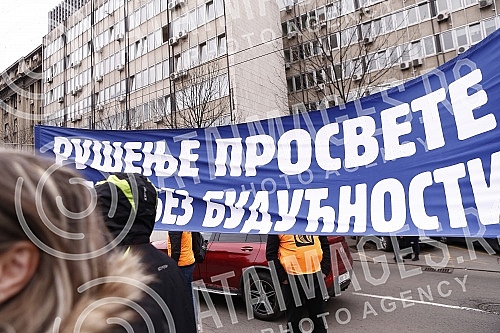 The protest of the Union of Teachers' Unions was held in Manjez Park, across from the building where the ministries are located.Protest Unije sindikata prosvetnih radnika odrzan je u parku Manjez, preko puta zgrade u kojoj se smestena ministarstva.