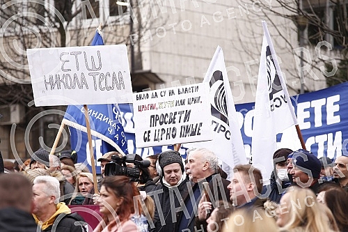 The protest of the Union of Teachers' Unions was held in Manjez Park, across from the building where the ministries are located.Protest Unije sindikata prosvetnih radnika odrzan je u parku Manjez, preko puta zgrade u kojoj se smestena ministarstva.