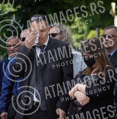 One of the greatest Serbian and Yugoslav singers of popular music, Djordje Marjanovic, was buried in the Alley of Merited Citizens at the New Cemetery.Jedan od najvecih srpskih i jugoslovenskih pevaca zabavne muzike Djordja Marjanovica sahranjen je