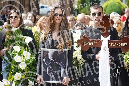 One of the greatest Serbian and Yugoslav singers of popular music, Djordje Marjanovic, was buried in the Alley of Merited Citizens at the New Cemetery.Jedan od najvecih srpskih i jugoslovenskih pevaca zabavne muzike Djordja Marjanovica sahranjen je