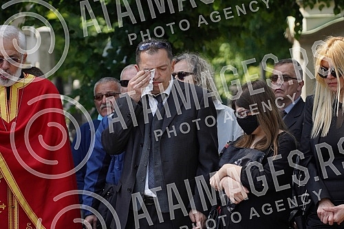 One of the greatest Serbian and Yugoslav singers of popular music, Djordje Marjanovic, was buried in the Alley of Merited Citizens at the New Cemetery.Jedan od najvecih srpskih i jugoslovenskih pevaca zabavne muzike Djordja Marjanovica sahranjen je