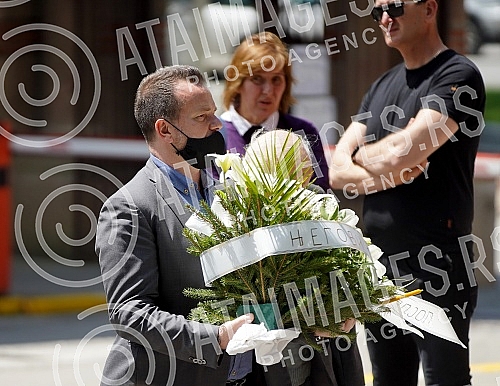 One of the greatest Serbian and Yugoslav singers of popular music, Djordje Marjanovic, was buried in the Alley of Merited Citizens at the New Cemetery.Jedan od najvecih srpskih i jugoslovenskih pevaca zabavne muzike Djordja Marjanovica sahranjen je