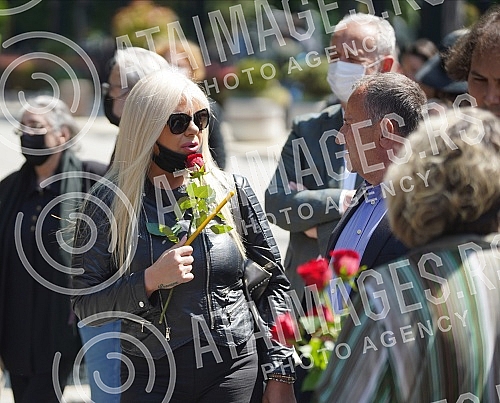 One of the greatest Serbian and Yugoslav singers of popular music, Djordje Marjanovic, was buried in the Alley of Merited Citizens at the New Cemetery.Jedan od najvecih srpskih i jugoslovenskih pevaca zabavne muzike Djordja Marjanovica sahranjen je
