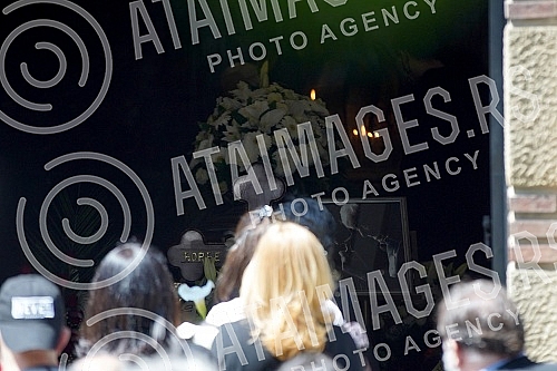 One of the greatest Serbian and Yugoslav singers of popular music, Djordje Marjanovic, was buried in the Alley of Merited Citizens at the New Cemetery.Jedan od najvecih srpskih i jugoslovenskih pevaca zabavne muzike Djordja Marjanovica sahranjen je
