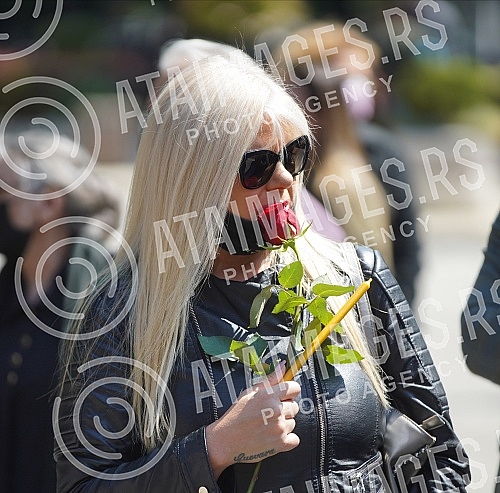 One of the greatest Serbian and Yugoslav singers of popular music, Djordje Marjanovic, was buried in the Alley of Merited Citizens at the New Cemetery.Jedan od najvecih srpskih i jugoslovenskih pevaca zabavne muzike Djordja Marjanovica sahranjen je