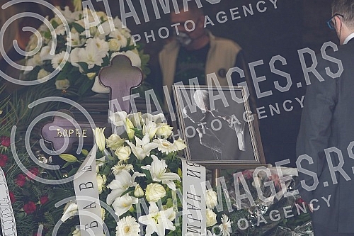 One of the greatest Serbian and Yugoslav singers of popular music, Djordje Marjanovic, was buried in the Alley of Merited Citizens at the New Cemetery.Jedan od najvecih srpskih i jugoslovenskih pevaca zabavne muzike Djordja Marjanovica sahranjen je