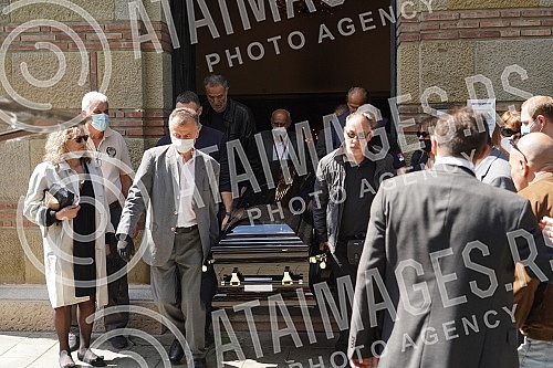 One of the greatest Serbian and Yugoslav singers of popular music, Djordje Marjanovic, was buried in the Alley of Merited Citizens at the New Cemetery.Jedan od najvecih srpskih i jugoslovenskih pevaca zabavne muzike Djordja Marjanovica sahranjen je