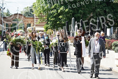 One of the greatest Serbian and Yugoslav singers of popular music, Djordje Marjanovic, was buried in the Alley of Merited Citizens at the New Cemetery.Jedan od najvecih srpskih i jugoslovenskih pevaca zabavne muzike Djordja Marjanovica sahranjen je