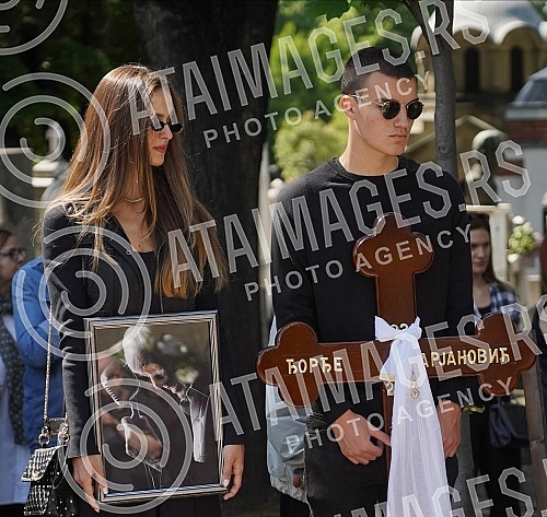 One of the greatest Serbian and Yugoslav singers of popular music, Djordje Marjanovic, was buried in the Alley of Merited Citizens at the New Cemetery.Jedan od najvecih srpskih i jugoslovenskih pevaca zabavne muzike Djordja Marjanovica sahranjen je