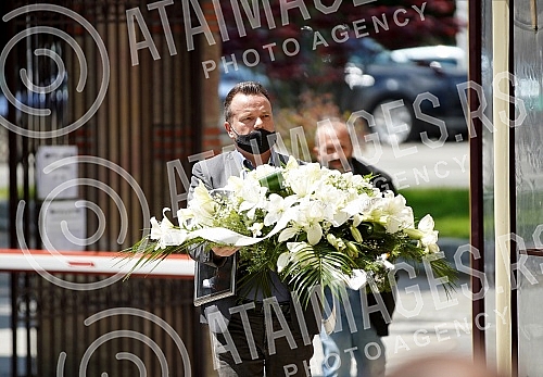 One of the greatest Serbian and Yugoslav singers of popular music, Djordje Marjanovic, was buried in the Alley of Merited Citizens at the New Cemetery.Jedan od najvecih srpskih i jugoslovenskih pevaca zabavne muzike Djordja Marjanovica sahranjen je