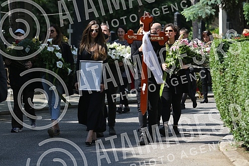 One of the greatest Serbian and Yugoslav singers of popular music, Djordje Marjanovic, was buried in the Alley of Merited Citizens at the New Cemetery.Jedan od najvecih srpskih i jugoslovenskih pevaca zabavne muzike Djordja Marjanovica sahranjen je