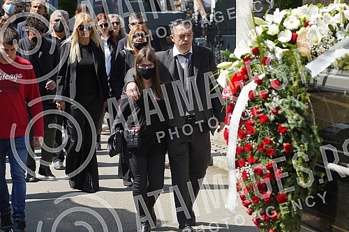 One of the greatest Serbian and Yugoslav singers of popular music, Djordje Marjanovic, was buried in the Alley of Merited Citizens at the New Cemetery.Jedan od najvecih srpskih i jugoslovenskih pevaca zabavne muzike Djordja Marjanovica sahranjen je