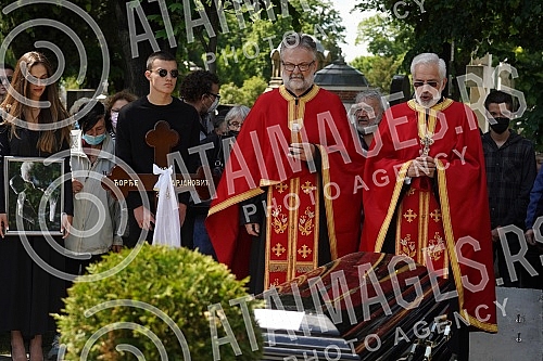 One of the greatest Serbian and Yugoslav singers of popular music, Djordje Marjanovic, was buried in the Alley of Merited Citizens at the New Cemetery.Jedan od najvecih srpskih i jugoslovenskih pevaca zabavne muzike Djordja Marjanovica sahranjen je