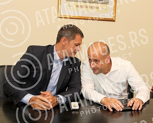 U prostorijama Bokserskog saveza Srbije u Beogradu predstavljen je kubanski strucnjak i trener Francisko Lopiz Perez (Francisco Ljopiz Perez), koji ce u Srbiji boraviti narednih sest meseci gde ce biti angazovan u programu âOlimpijske solidarnostiâ