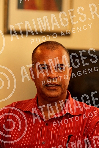 U prostorijama Bokserskog saveza Srbije u Beogradu predstavljen je kubanski strucnjak i trener Francisko Lopiz Perez (Francisco Ljopiz Perez), koji ce u Srbiji boraviti narednih sest meseci gde ce biti angazovan u programu âOlimpijske solidarnostiâ