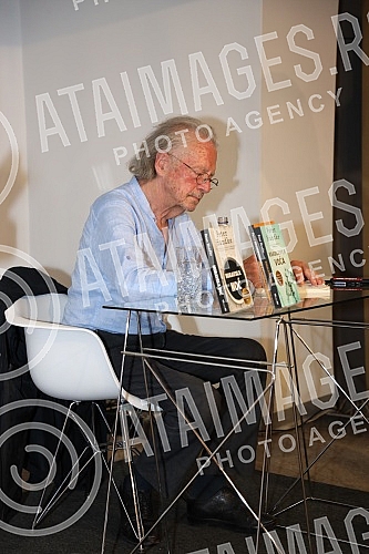 Nobel Laureate Peter Handke, who during a short visit to Belgrade, socialized with readers in the Delfi SKC bookstore and signed his books.Nobelovac Peter Handke, koji je u kratkoj poseti Beogradu druzio se sa citaocima u knjizari Delfi SKC i potpi