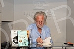 Nobel Laureate Peter Handke, who during a short visit to Belgrade, socialized with readers in the Delfi SKC bookstore and signed his books.Nobelovac Peter Handke, koji je u kratkoj poseti Beogradu druzio se sa citaocima u knjizari Delfi SKC i potpi