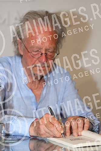 Nobel Laureate Peter Handke, who during a short visit to Belgrade, socialized with readers in the Delfi SKC bookstore and signed his books.Nobelovac Peter Handke, koji je u kratkoj poseti Beogradu druzio se sa citaocima u knjizari Delfi SKC i potpi