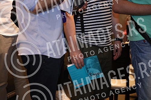 Nobel Laureate Peter Handke, who during a short visit to Belgrade, socialized with readers in the Delfi SKC bookstore and signed his books.Nobelovac Peter Handke, koji je u kratkoj poseti Beogradu druzio se sa citaocima u knjizari Delfi SKC i potpi