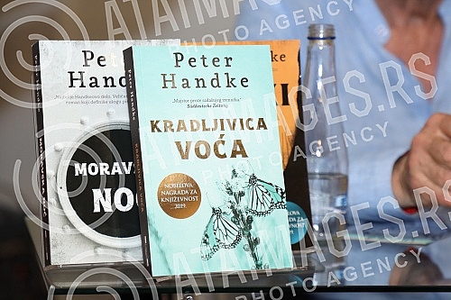 Nobel Laureate Peter Handke, who during a short visit to Belgrade, socialized with readers in the Delfi SKC bookstore and signed his books.Nobelovac Peter Handke, koji je u kratkoj poseti Beogradu druzio se sa citaocima u knjizari Delfi SKC i potpi